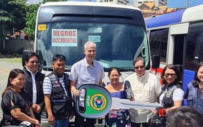 <p><strong>MOBILE CLINIC.</strong> Negros Occidental Governor Eugenio Jose Lacson (center) receives the symbolic key to the Bagong Pilipinas mobile clinic from First Lady Liza Araneta-Marcos (5th from left), in the presence of Department of Health officials in Cebu City on Monday (Aug. 5, 2024). Lacson said the mobile clinic would not only provide essential medical care but would also be a crucial asset during medical missions, disasters, and casualties. <em>(Photo courtesy of PIO Negros Occidental)</em></p>