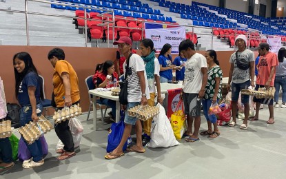 <p><strong>FOOD CREDITS</strong>. Beneficiaries of the Walang Gutom Food Stamp Program in Minalabac, Camarines Sur redeem their PHP3,000 worth of food credits at the provincial capitol on Tuesday (Aug. 6, 2024). Some 24,575 families in the province are set to benefit from the government hunger alleviation program. <em>(PNA photo by Connie Calipay) </em></p>