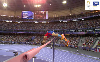 <p><strong>FOURTH PLACE</strong>. EJ Obiena clears 5.80 meters in the men’s pole vault final of the Paris Olympics at Stade De France early Tuesday (Aug. 6, 2024, PH time). Obiena, however, fell short of a podium finish and settled for fourth place after failing to clear 5.95m.<em> (Screengrabs)</em></p>