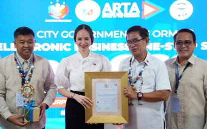 <p><strong>RECOGNITION</strong>. Ormoc City Mayor Lucy Torres-Gomez (2nd from left) receives a plaque from Anti-Red Tape Authority Secretary Ernesto Perez (2nd from right) for the implementation of the Ease of Doing Business Law during a ceremony on Tuesday (Aug. 6, 2024). Also in photo are key officials of the Ormoc City government<em>. (Photo courtesy of Ormoc City government) </em></p>