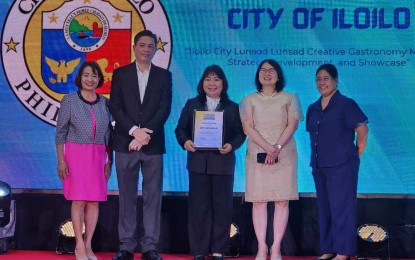 <p><strong>AWARD.</strong> Velma Jane Lao (center), head of the Local Economic Development and Investment Promotion Department, receives the award for Iloilo City’s proposed initiatives under the Lunsod Lunsad Project of the Department of Trade and Industry (DTI) in a ceremony in Pasay City on Tuesday (Aug. 6, 2024). In an interview on Wednesday (Aug. 7), she said the city will use the PHP2 million grant for initiatives that will help strengthen the position of Iloilo City as the Creative City of Gastronomy. <em>(Photo courtesy of Velma Jane Lao)</em></p>