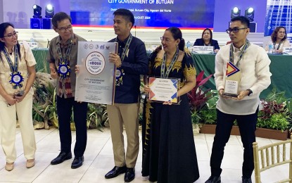 <p><strong>EASE OF BUSINESS.</strong> Secretary Ernesto Perez (2nd from left), Director General of the Anti-Red Tape Authority, hands a commendation to Butuan Vice Mayor Lawrence Lemuel Fortun on Friday (Aug. 9, 2024) in recognition of the city’s compliance with the provisions of Ease of Doing Business law. The city also implements the Electronic Business One-Stop Shop, which helps local businesses quickly secure necessary permits and licenses. <em>(PNA photo by Alexander Lopez)</em></p>