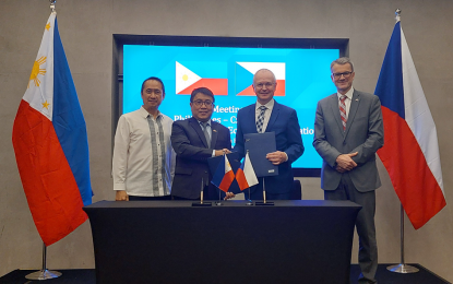 <p><strong>2ND MEET</strong>. During the signing of the Agreed Minutes of the Meeting of the second Joint Committee on Economic Cooperation (JCEC) between the Philippines and the Czech Republic at Sheraton Manila Hotel in Pasay City on July 31, 2024. Photo shows (from left to right) Philippine Ambassador to the Czech Republic H.E. Eduardo Meñez, DTI Undersecretary Allan Gepty, Director General Eduard Muřický from the Czech Ministry of Industry and Trade, and Czech Ambassador to the Philippines H.E. Karel Hejč. <em>(Courtesy of DTI)</em></p>