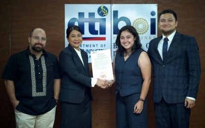 <p><strong>SOLAR PROJECT.</strong>  Board of Investments (BOI) Governor Marjorie Ramos-Samaniego (second from left) awarded the green lane certificate of endorsement to Freya Renewables Inc. chief executive officer Carola Carrion (third from left) for the firm's 150-megawatt solar power project in Cebu. The awarding ceremony was held at the BOI main office in Makati City on Aug. 1, 2024. <em>(Courtesy of Tanya Salamanca of  Freya Renewables)</em></p>