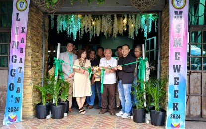 <p><strong>OPENING</strong>. Department of Trade and Industry-Benguet provincial director Felicitas Bandonill, La Trinidad Mayor Romeo Salda and Vice Mayor Roderick Awingan (2nd to 4th from left) lead the ribbon cutting for the Micro, Small and Medium Enterprises trade fair and the Linggo ng Kabataan (Youth Week) at the municipal gymnasium on Monday (Aug. 12, 2024). Salda encouraged the youth to take advantage of the entrepreneurial training and the PHP500,000 seed fund for the Negosyo Center (Business Center) to develop their skills and start a small business. <em>(PNA photo by Liza T. Agoot)</em></p>
<p><em> </em></p>