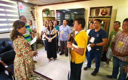 <p><strong>LIVELIHOOD KITS.</strong> Members of the Cambinocot Multi-Purpose Cooperative in Cebu City interact with Department of Labor and Employment- Central Visayas Director Lilia Estillore in Cebu City on Friday (Aug. 9, 2024). Estillore said PHP3.2 million worth of livelihood starter kits benefited 109 farmers, vendors, and displaced workers. <em>(Photo courtesy of DOLE-7)</em></p>