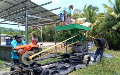 <p><strong>DAR ASSISTANCE.</strong> Members of Barangay Anick Agrarian Reform Beneficiaries Cooperative (AARBC) in Pigcawayan, North Cotabato, test the brand-new corn sheller they received from the Department of Agrarian Reform (DAR) on Monday (Aug. 12, 2024). DAR provincial officials said the PHP250,000 worth of machinery is under the DAR’s Climate Resilient Farm Productivity Support Program-Sustainable Livelihood Support.<em> (Photo courtesy of DAR North Cotabato)</em></p>