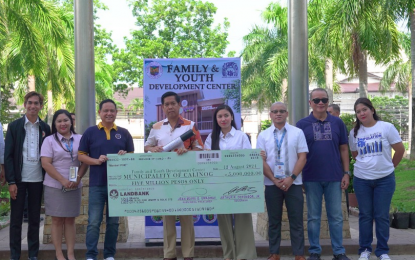 <p><strong>DEVELOPMENT CENTER.</strong> Calinog Mayor Francisco Calvo (4th from left) receives the PHP5 million fund for the establishment of a Family and Youth Development Center from Iloilo Governor Arthur Defensor Jr. during the flag-raising rite on Monday (Aug. 12, 2024). Five local government units were tapped to serve as pilot areas for the project. <em>(Photo courtesy of Balita Halin sa Kapitolyo FB)</em></p>