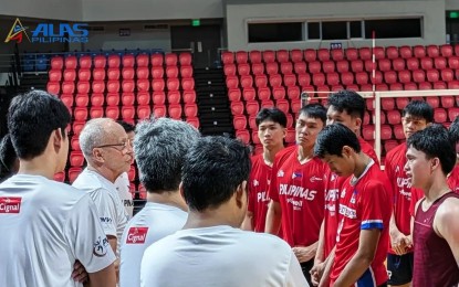 <p><strong>NEW COACH.</strong> Italian Angiolino Frigoni (2nd from left) in a huddle with the Alas Pilipinas men's team in this undated photo. He will debut as team head coach in the first leg of the SEA V. League on August 16-18 at the Ninoy Aquino Stadium inside the Rizal Memorial Sports Complex in Malate, Manila. <em>(Contributed photo)</em></p>