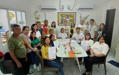 <p><strong>ADDRESSING MALNUTRITION</strong>. Officials of the Department of Agrarian Reform and the Department of Education-Laoag sign a memorandum of agreement for the conduct of school-based feeding program among young learners in Ilocos Norte on Monday (Aug. 12, 2024). The 28-week feeding program will start on Aug 19. <em>(Photo courtesy of DAR-Ilocos Norte)</em></p>