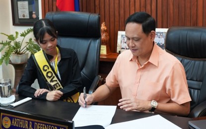 <p><strong>TURISTA SA BARANGAY</strong>. Iloilo Governor Arthur Defensor Jr. signs Executive Order No. 168, establishing the “Turista sa Barangay” on Tuesday (Aug. 13, 2024). The program seeks to develop villages as venues for tourism events and activities, and as a point of care for tourists. <em>(Photo courtesy of Balita Halin sa Kapitolyo)</em></p>