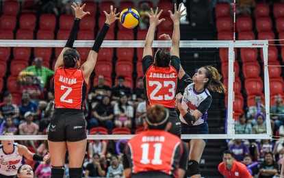 <p><strong>CHOCO MUCHO PREVAILS.</strong> Choco Mucho's Mary Anne Mendrez (in white and blue jersey) tries to score against Chery Tiggo's Abigail Mariano (No. 2) and Ma. Shaya Adorador (No. 23) during the Premier Volleyball League (PVL) Reinforced Conference at the Philsports Arena in Pasig City on Tuesday (Aug. 13, 2024). Choco Mucho won, 25-16, 25-11, 23-25, 19-25, 15-12. <em>(Photo courtesy of PVL)  </em></p>