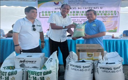 <p><strong>CONTRACT FARMING</strong>. Patricio Asis, president of SANTAMASI Irrigators Association, receives from National Irrigation Administration-Calabarzon Regional Director Roberto Dela Cruz a set of farm inputs under the Rice Contract Farming Agreement signed on Tuesday (Aug. 13, 2024) in Santa Maria town, Laguna province. The group aims to sell their harvest in Kadiwa outlets at PHP29 per kilogram<em>. (Photo courtesy of NIA 4A)</em></p>