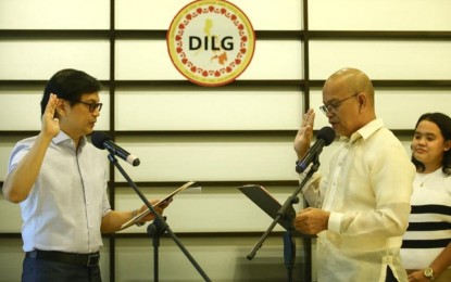 <p><strong>ACTING MAYOR.</strong> Interior Secretary Benjamin Abalos Jr. (left) officiates the oath of municipal councilor Erano Timbang (right) as acting mayor of Bamban town in Camp Crame, Quezon City on Wednesday (Aug. 14, 2024). This came after the Ombudsman dismissed mayor Alice Guo for grave misconduct. <em>(PNA photo by Joan Bondoc)</em></p>