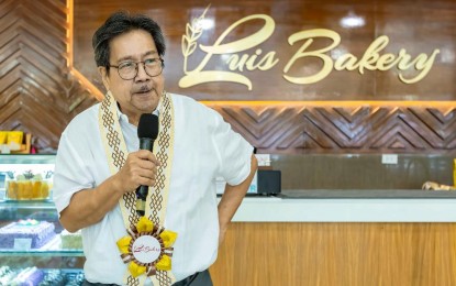 <p><strong>POSITIVE CONTENT.</strong> Veteran actor Leo Martinez encourages local bakers in Cuenca town, Batangas province to make use of social media platforms to actively promote their products and cultural heritage in this Aug. 12, 2024 photo. He said Batangueños must take pride in the province's tourist destinations, local delicacies, and national heroes to counter the toxicity in social media. <em>(PNA photo by Pot Chavez)</em></p>