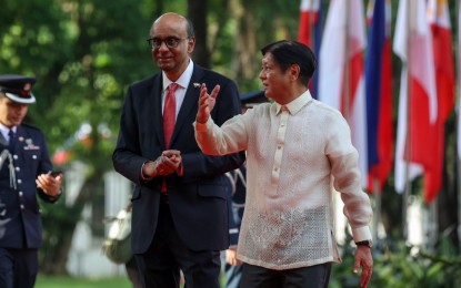 <p><strong>PH-SG TIES</strong>. President Ferdinand R. Marcos Jr. meets with visiting Singaporean President Tharman Shanmugaratnam in Malacañang on Thursday (Aug. 15, 2024). After their bilateral meeting, the two leaders witnessed the exchange of new agreements on the deployment of Filipino health workers and addressing climate change<em>. (Photo courtesy of Presidential Photojournalists Association)</em></p>