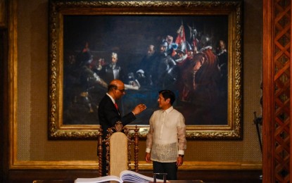 <p><strong>PH VISIT</strong>. President Ferdinand R. Marcos Jr. (right) welcomes Singapore President Tharman Shanmugaratnam in Malacañang on Thursday (Aug. 15, 2024). The Singaporean leader is in Manila for a three-day state visit to mark the 55th anniversary of the two countries' bilateral ties and to further strengthen collaboration. <em>(Presidential Photojournalists Association)</em></p>