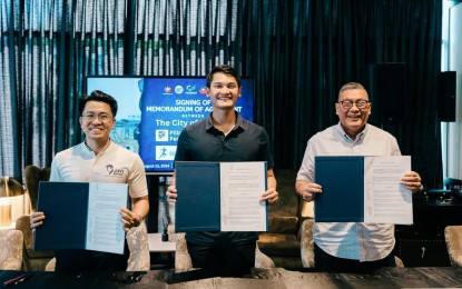 <p><strong>COLLABORATION.</strong> Victorias City Mayor Javier Miguel Benitez (center) and Pilipinas Obstacle Sports Federation president Alberto Agra (right), with City Administrator Lindolf De Castro, show the memorandum of agreement (MOA) for the implementation of a comprehensive program on obstacle sports in the northern Negros city. They signed the MOA in a ceremony held at The Vault in Bonifacio Global City, Taguig City on Wednesday (Aug. 13, 2024). <em>(Photo courtesy of Victorias City PIO)</em></p>