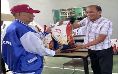 <p><strong>AFFORDABLE RICE</strong>. An elderly from Naic, Cavite buys a 10-kg sack of rice for only PHP290 or PHP29 per kilo from National Irrigation Administration (NIA)-Calabarzon Regional Director engineer Roberto Dela Cruz on Wednesday (Aug. 15, 2024). The affordable rice was sold during the launching of “KabayaNIAn Agri-Trade Fair” at the Cavite-Batangas Irrigation Management Office (IMO)<em>. (Photo courtesy of NIA-Calabarzon) </em></p>