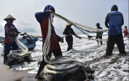 <p><strong>BLUE ECONOMY</strong>. Fishermen pull a fishing net in the waters of Pangandaran Regency, West Java, on April 16, 2024. Indonesia advocates for concrete steps to realize the ASEAN blue economy framework. <em>(ANTARA/Adeng Bustomi/Spt)</em></p>