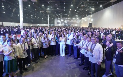 <p><strong>BENEFITS FOR VILLAGE LEADERS.</strong> Speaker Ferdinand Martin G. Romualdez (7th from right, front row) poses with members of the Liga ng mga Barangay (LNP) sa Pilipinas during its National Congress at the World Trade Center in Pasay City on Saturday (Aug. 17, 2024). Romualdez pledged to push for SSS membership for barangay officials, and continuous efforts to pass a Magna Carta for Barangays for a more comprehensive benefits and support system for barangay officials in the country. <em>(Photo courtesy of Speaker’s office)</em></p>