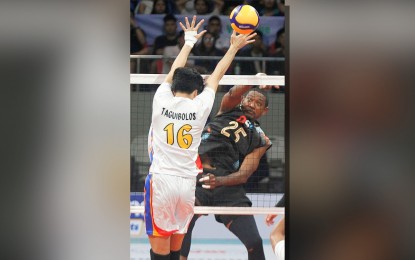 <p><strong>LEG 1 CHAMPS.</strong> Nilsawai Kissada of Thailand scores against Rwenzmel Taguibolos of the Philippines in the 4th Men's Southeast Asian Volleyball League Leg 1 at the Ninoy Aquino Stadium on Sunday (Aug. 18, 2024). The Thais won, 28-26, 25-15, 25-16, securing their first title after finishing second and third in the inaugural edition last year. <em>(Contributed photo)</em></p>