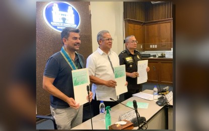 <p><strong>PDL REHABILITATION.</strong> Bureau of Corrections (BuCor) Director General Gregorio Pio P. Catapang Jr. (center) and De La Salle Santiago Zobel School (DLSZ) Senior Vice President Rafael Javier A. Reloza (left) lead the signing of a memorandum of agreement at the New Bilibid Prison Compound in Muntinlupa City on Monday (Aug. 19, 2024). The agreement seeks to further enhance the reformation and rehabilitation of persons deprived of liberty through social and civic services. <em>(Photo courtesy of BuCor)</em></p>