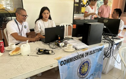 <p><strong>VOTERS' REGISTRATION.</strong> Aeriana Julia Kadusale, a college student of Silliman University in Dumaguete City, Negros Oriental province, avails of the Register Anywhere Program (RAP) of the Commission on Elections. The poll body is conducting a 5-day on-campus activity for RAP and regular voters' registration. <em>(PNA photo by Mary Judaline Flores Partlow)</em></p>