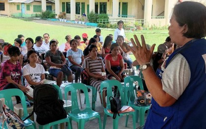 <p><strong>ANTI-DENGUE CAMPAIGN. </strong>The Iloilo Provincial Health Office (IPHO) conducts an advocacy session in a barangay in Santa Barbara town as it strengthens the anti-dengue campaign to combat increasing cases. IPHO chief Dr. Maria Socorro Quiñon on Monday (Aug. 19, 2024)  said that based on the feedback from sanitary inspectors, they found garbage, clogged drainage, and stocks of rainwater in areas where there are dengue cases. <em>(Photo courtesy of IPHO)</em></p>