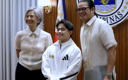 <p><strong>MANILA'S GOLDEN BOY.</strong> Double Paris Olympics gold medalist Carlos Edriel Yulo is flanked by Manila Mayor Honey Lacuna (left) and Vice Mayor John Marvin Nieto at the city hall on Monday (Aug. 19, 2024). Yulo received a PHP2 million cash incentive from the city government for his twin victories in Paris. <em>(PNA photo by Yancy Lim)</em></p>