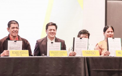 <p><strong>CROP SUPPLY</strong>. Department of Agrarian Reform-Camarines Sur Program Officer II Renato Bequillo, Bicol Medical Center chief Dr. Ronnie Gigantone III (1st and 2nd from left) and representatives of agrarian reform beneficiaries’ organizations sign a memorandum of understanding in Naga City on Aug. 14, 2024. The farmers’ groups on Monday (Aug. 19) started to supply the agricultural needs of the hospital's more than 3,000 patients and employees<em>. (Photo courtesy of DAR-Camarines Sur II</em>) </p>