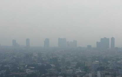 <p><strong>SMOG IN THE CITY.</strong> High-rise buildings in Quezon City are barely visible due to smog that blanketed most parts of Metro Manila on Monday (Aug. 19, 2024). The Department of Environment and Natural Resources-Environmental Management Bureau said the foggy atmosphere is mainly due to air pollution from vehicular emissions. <em>(PNA photo by Joan Bondoc)</em></p>