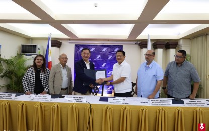 <p><strong>DEAL.</strong> Social Security System president and chief executive officer Rolando Macasaet and University of the Philippines president Angelo Jimenez (3rd and 4th from left) shake hands after signing a memorandum of agreement on Aug. 14, 2024. The deal will extend social security benefits to UP contract of service and job order employees. <em><strong>(PR)</strong></em></p>