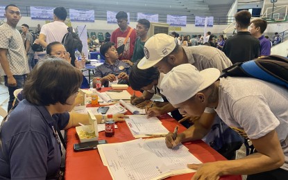 <div dir="auto"><strong>JOB HIRING</strong>. Construction companies and other employers in Ilocos Norte post vacancies during a job fair at Laoag Centennial Arena on Aug. 15, 2024. Construction workers are in demand in the province. <em>(PNA photo by Leilanie Adriano)</em></div>