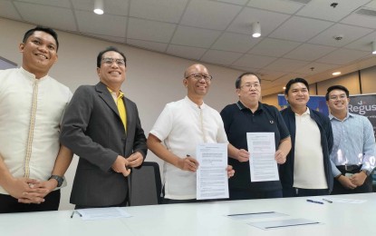 <p><strong>SUPPORT FOR STARTUPS.</strong> Officials from the Philippine Chamber of Commerce and Industry (PCCI) Iloilo chapter and stakeholders of the startup industry launch “Insync” at the Regus event center, Festive Walk in Mandurriao district, Iloilo City on August 19, 2024. Insync aims to help the startup community grow, develop their products and get it to the markets. <em>(PNA photo by Perla G. Lena)</em></p>