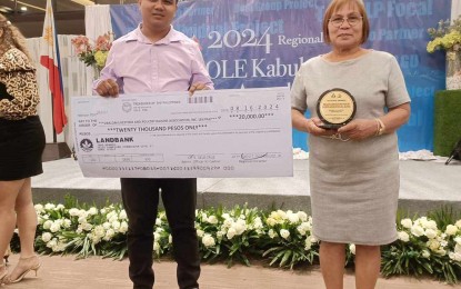 <p><strong>AWARD.</strong> Sibalom Livestock and Poultry Raisers Association, Inc. operations manager Rudjie Tenorio (left) and president Elma Peña during the 2024 Regional DOLE Kabuhayan Awards in Iloilo City on Aug. 16, 2024. Peña said in an interview Tuesday (Aug. 20) that the Department of Labor and Employment picked SILPRA as its best co-partner in Western Visayas. <em>(Photo courtesy of SILPRA)</em></p>