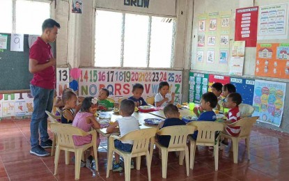 <p><strong>FEEDING PROGRAM.</strong> Children in the municipality of San Remigio, Antique during the feeding program on March 22, 2024. DSWD SFP program in-charge in Antique Faith Villavicencio said in an interview on Tuesday (Aug. 20) that 20,895 children enrolled in 692 child development centers in Antique are the target beneficiaries of the 120-day supplementary feeding program. <em>(Photo courtesy of San Remigio LGU)</em></p>