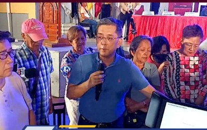 <p><strong>DEMONSTRATION</strong>. Commission on Elections Chairperson George Erwin Garcia (with mic) demonstrates the features of the automated counting machine during a voters’ education and registration fair at Lyceum Northwestern University in Dagupan City, Pangasinan on Tuesday (Aug. 20, 2024). Garcia said the elderly, persons with disabilities and pregnant voters may avail of the <span dir="ltr">5 a.m. to 7 a.m.</span> voting hours. <em>(Screenshot from Comelec livestream)</em></p>