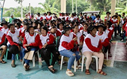 <p><strong>GOV'T ASSISTANCE</strong>. The farmers assisted by the National Irrigation Administration (NIA) in Bicol who have been given livelihood aid through the Tulong Panghanapbuhay sa Ating Disadvantaged/Displaced Workers or TUPAD program in this undated photo. The farmer-beneficiaries are members of seven irrigators' associations in Albay. <em>(Photo courtesy of NIA-Bicol)</em></p>