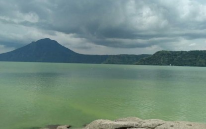 <p><strong>ALGAL BLOOM</strong>. Taal Lake water in the areas of Balete, Talisay, and Tanauan City in Batangas has turned green due to the presence of cyanobacteria or blue-green algae, in this photo taken on Wednesday (Aug. 21, 2024). An official of the Bureau of Fisheries and Aquatic Resources 4-A (Calabarzon) on Thursday warned the public against wading in the water as toxins could cause allergic reactions<em>. (Contributed photo)</em></p>