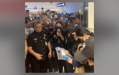 <p><strong>SENT BACK</strong>. Shiela Guo Guo and Cassandra Li Ong (right, partially hidden) arrive from Jakarta at the Ninoy Aquino International Airport Terminal 1 on Thursday (Aug. 22, 2024). The two were sent back to the Philippines after the Indonesian authorities arrested them on Wednesday (Aug. 21). <em>(Photo courtesy of BI)</em></p>