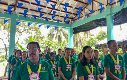 <p><strong>GRADUATES</strong>. Agrarian reform beneficiaries from Polangui, Albay, complete the 25 sessions of the Farm Business School (FBS) of the Department of Agrarian Reform (DAR) on Wednesday (Aug. 21, 20204). The graduates are now ready to become agri-entrepreneurs<em>. (Photo courtesy of DAR-Albay)</em></p>