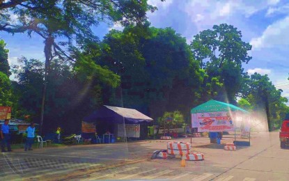 <p><strong>CHECKPOINT</strong>. A checkpoint for African swine fever is mounted in Makilala town along the Davao-Cotabato highway to specifically check the transport of swine and other meat products in this undated photo. <em>(File photo by John Andrew Tabugoc)</em></p>