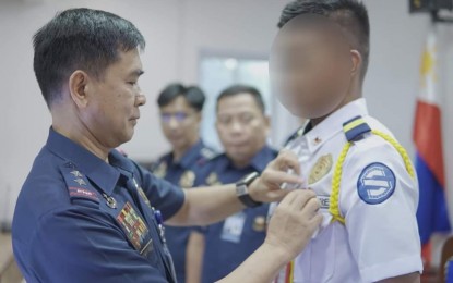 <p><strong>HERO GUARD.</strong> Maj. Gen. Edgar Alan O. Okubo, director of the PNP-Civil Security Group (left) pins the PNP Heroism Medal to "SG Roco" in simple rites in Camp Crame, Quezon City on Wednesday (Aug. 21, 2024). The security guard held off five robbers and exchanged gunshots with them inside a fruit shop in Makati, which resulted in the death of the robbery group's leader. <em>(Photo courtesy of PNP CSG)</em></p>