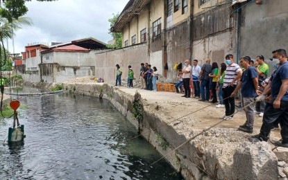 <p><strong>MASTERPLAN. </strong>Cebu City officials inspect the Estero de Parian in Barangay Tejero in this undated photo. Acting Mayor Raymond Alvin Garcia on Friday (Aug. 23, 2024) said the city government will allocate PHP15 million for a new masterplan that would integrate all drainage systems into a comprehensive network to solve current and future flood control projects in Cebu City. <strong>(PNA photo by John Rey Saavedra)</strong></p>