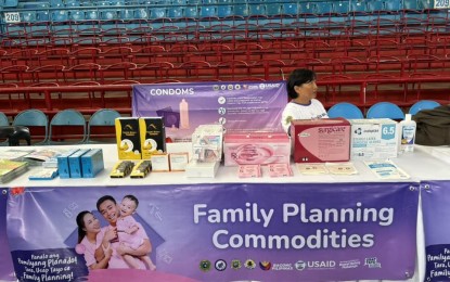 <p><strong>FREE ITEMS.</strong> Family planning commodities are given out for free during the celebration of Family Planning Month on Friday (Aug. 23, 2024) at the Macias Sports Center in Dumaguete City, Negros Oriental province. The Department of Health in Region 7 sent over PHP2-million worth of implants to the province in July. <em>(PNA photo by Mary Judaline Flores Partlow)</em></p>