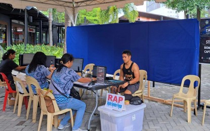 <p><strong>MOBILE REGISTRATION</strong>. The Commission on Elections in Iloilo City conducts a satellite registration at Atria Park in Mandurriao District on Saturday (Aug. 24, 2024). The initiative started with a fun run to raise public awareness about registration, especially the Register Anywhere Program that will end on Aug. 31. (<em>PNA photo by PGLena)</em></p>