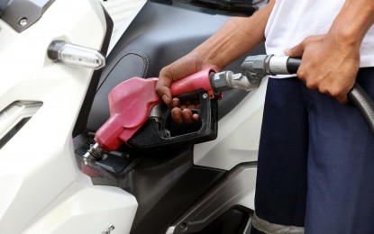 <p><strong>TRANSPARENCY.</strong> A gas station attendant fills up a motorcycle fuel tank in Paco, Manila on Aug. 26, 2024. Senator Win Gatchalian on Friday (Sept. 20) urged colleagues to pass a bill institutionalizing transparency in the petroleum price movements to protect the interest of the public.<em> (PNA photo by Yancy Lim)</em></p>