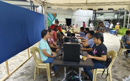 <p><strong>REGISTRATION.</strong> The Commission on Elections holds its satellite registration at the Atria Park in Mandurriao district in Iloilo City on Saturday (Aug. 24, 2024). Eligible registrants are encouraged to be heroes by enlisting on Monday (Aug. 26), which happens to be National Heroes Day. <em>(PNA file photo by PGLena)</em></p>