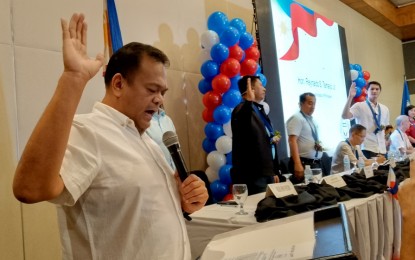 <p><strong>OATH-TAKING</strong>. South Cotabato Governor Reynaldo Tamayo Jr. (left), president of the ruling Partido Federal ng Pilipinas, administers the oath of almost 300 party members in Negros Occidental, including Kabankalan City Mayor Benjie Miranda (2nd from left) and Victorias City Mayor Javier Miguel Benitez (right). The oath-taking ceremony, witnessed by Negros Occidental Governor Eugenio Jose Lacson and Technical Education and Skills Development Authority Director-General Jose Franciso Benitez, was held at L’ Fisher Hotel in Bacolod City on Monday (Aug. 26, 2024). <em>(Photo by Nanette Guadalquiver) </em></p>